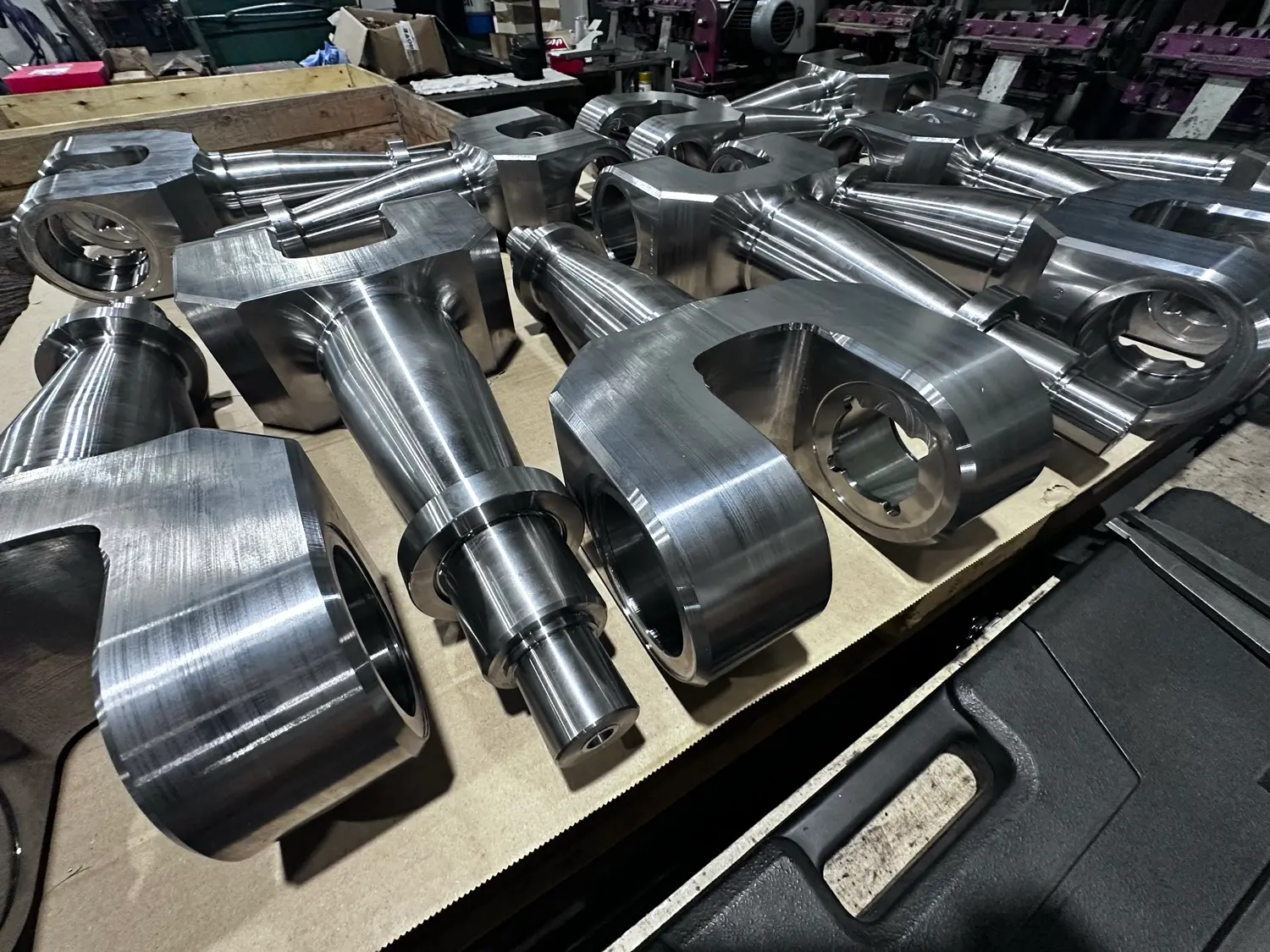 Fertige CNC-Drehteile aus Stahl auf dem Prüftisch