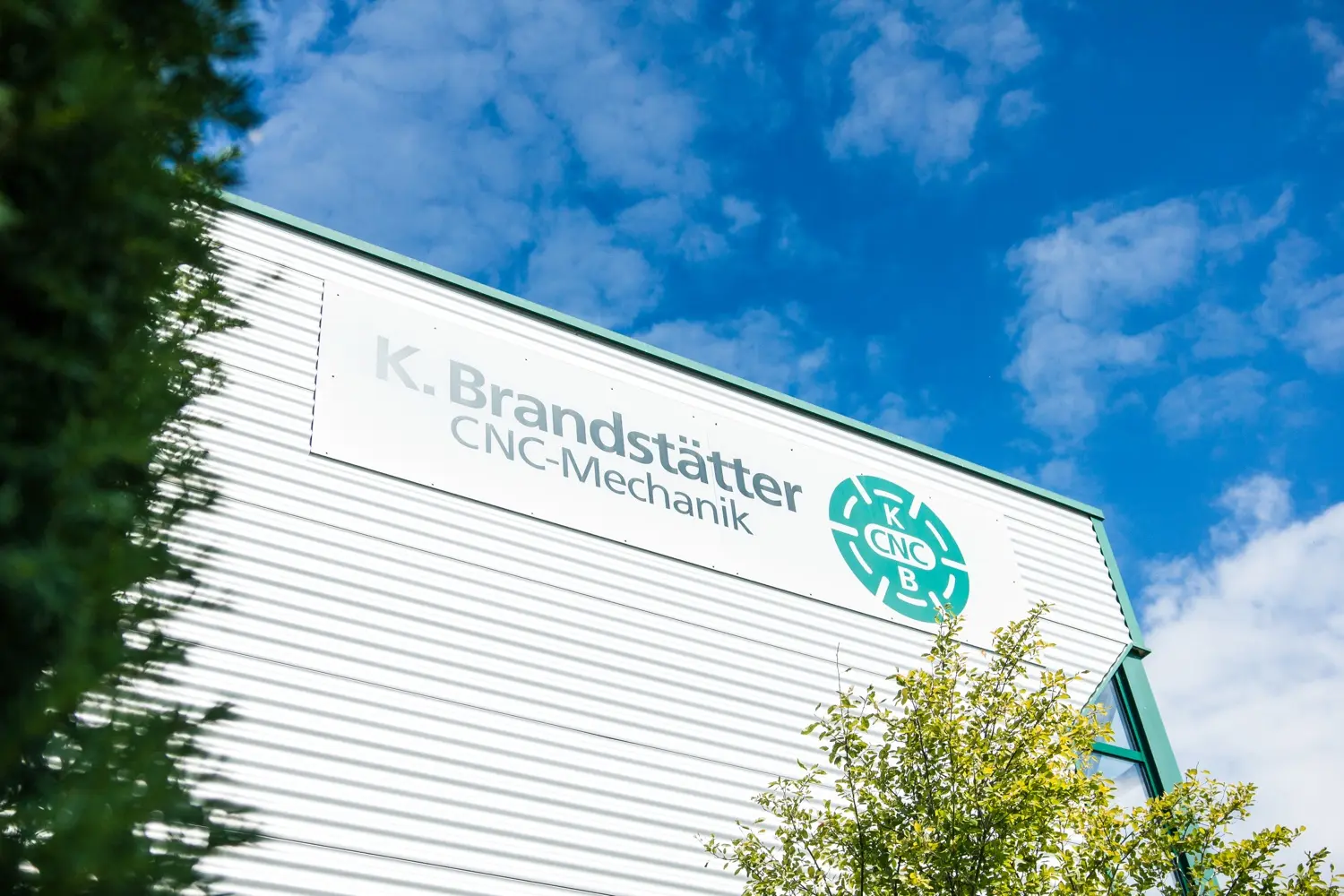 Firmenschild von K. Brandstätter CNC-Mechanik an der Werkshalle