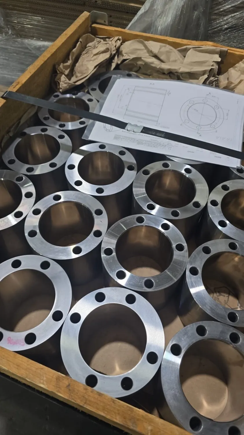 Fertige Bauteile mit Papieren verpackt in der Transportkiste