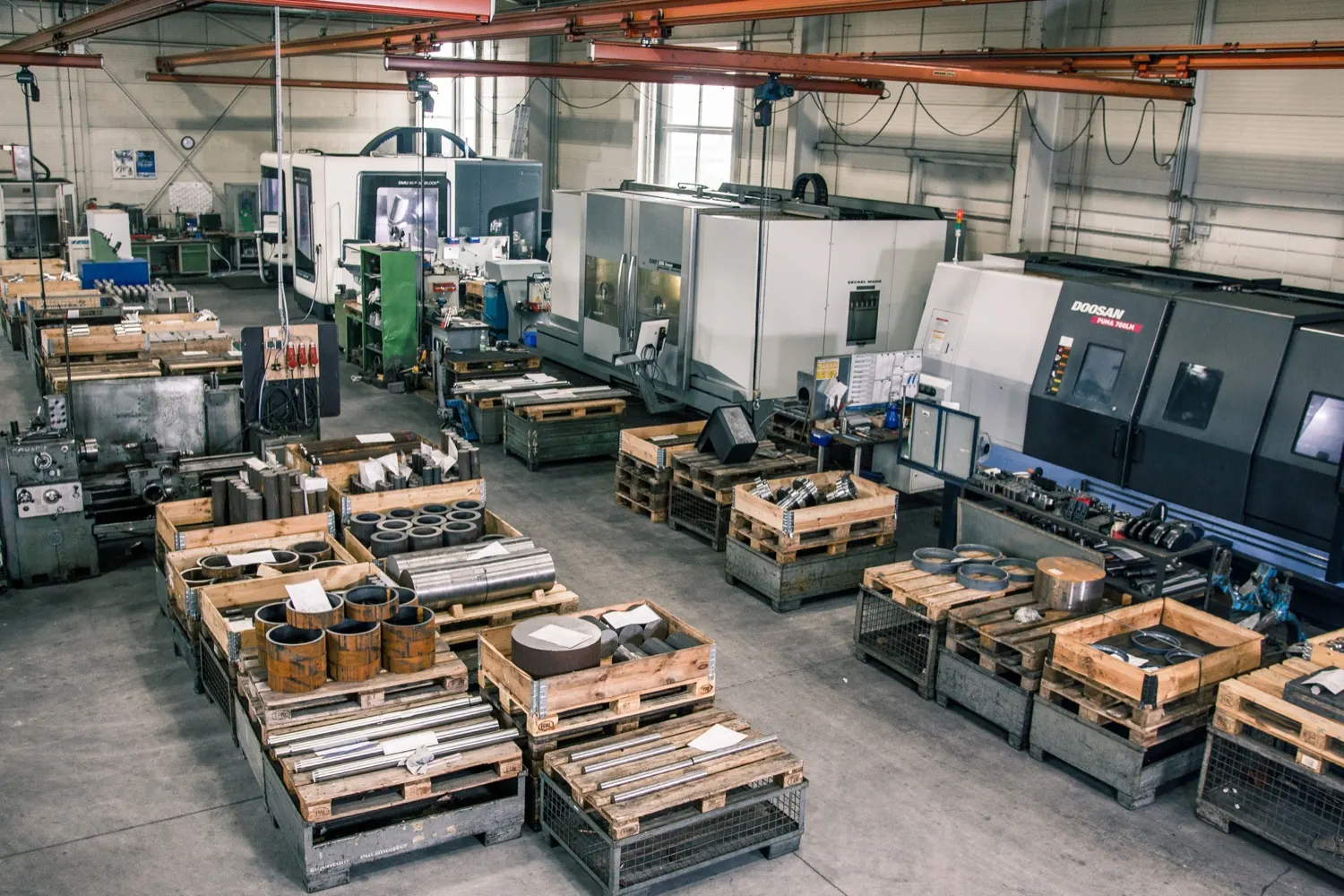 Blick in die Werkshalle von K. Brandstätter mit Bearbeitungszentren und Materialbereitstellung